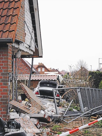 Tödlicher Unfall bei Westerholt: Auto fährt in Garage im Jahr 2015